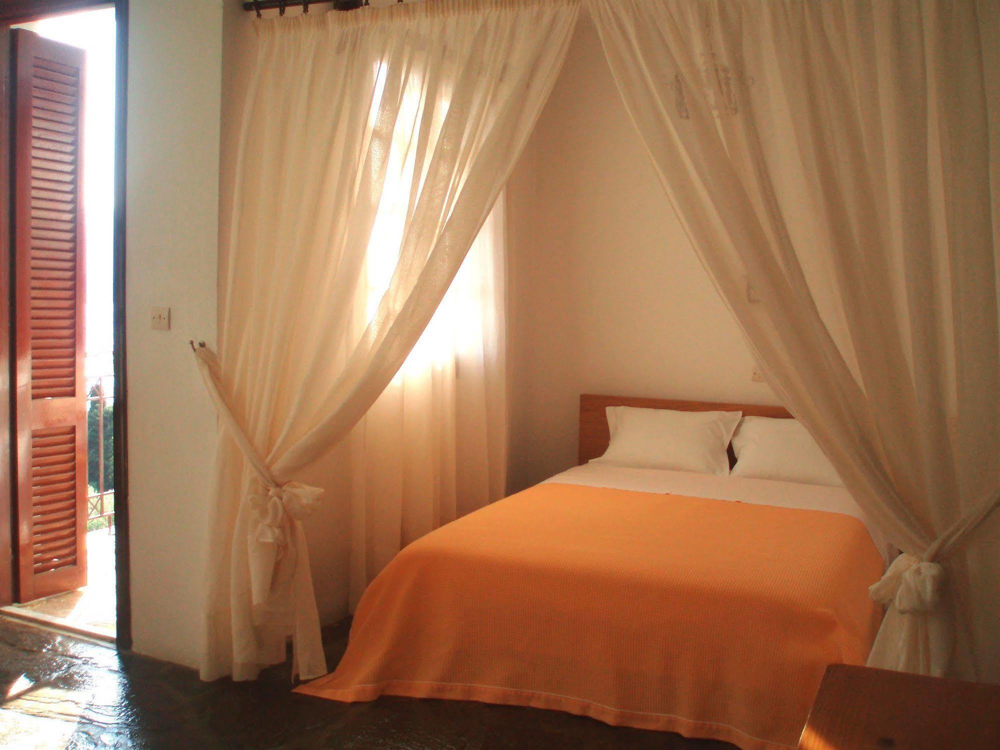 Scorpios & Otel